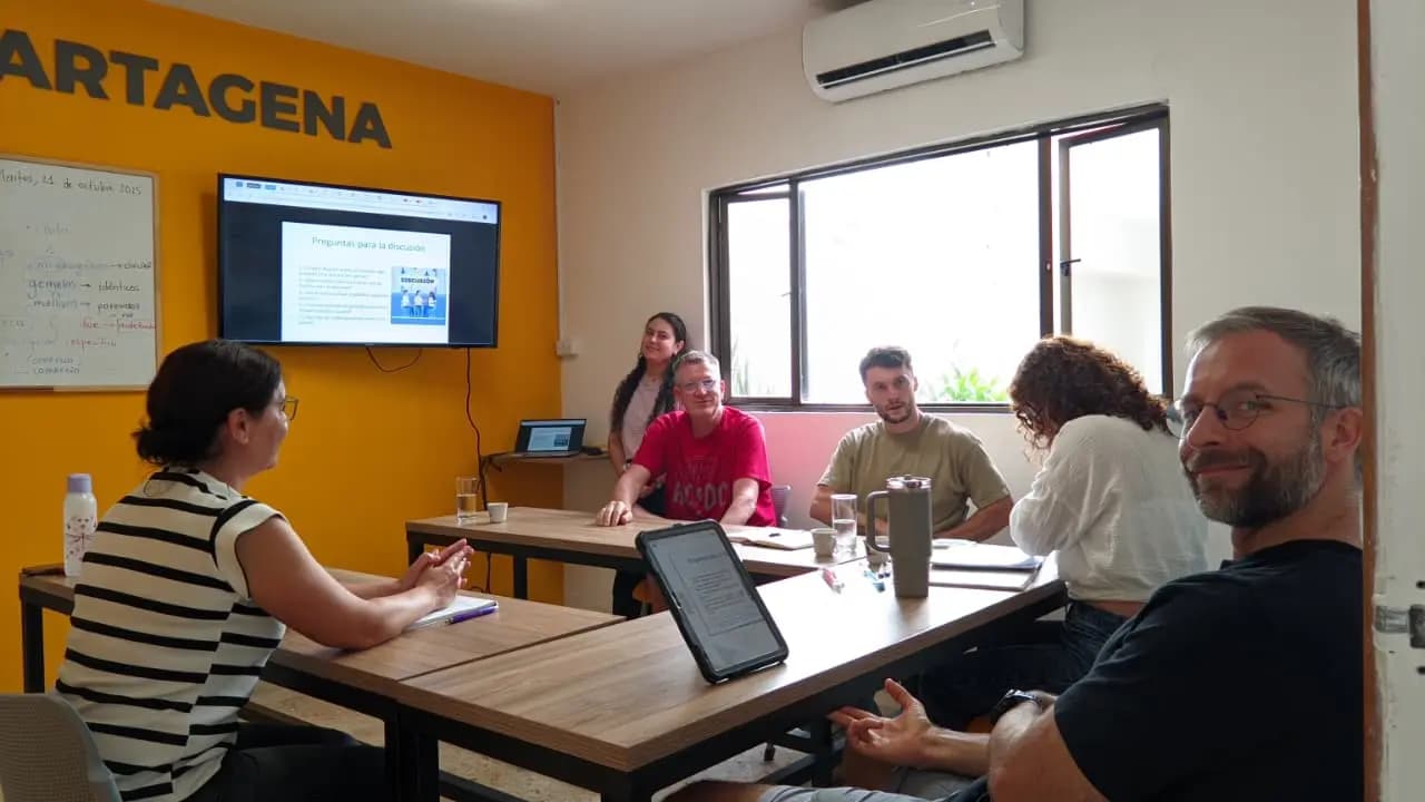 Spanish class session at Elefun Laureles